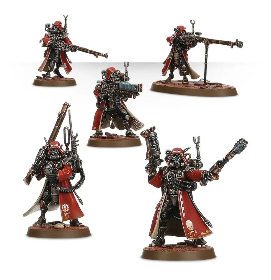 Detailed Warhammer 40K miniature figures with weapons and armor.